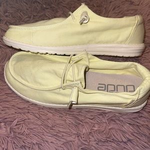 Light yellow hey dudes